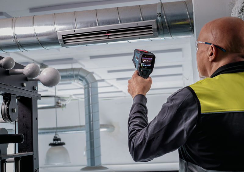 Anwendungsbild, Handheld infrared thermometer, Industrieller Arbeitsplatz, Temperaturmessung, HVAC, Techniker