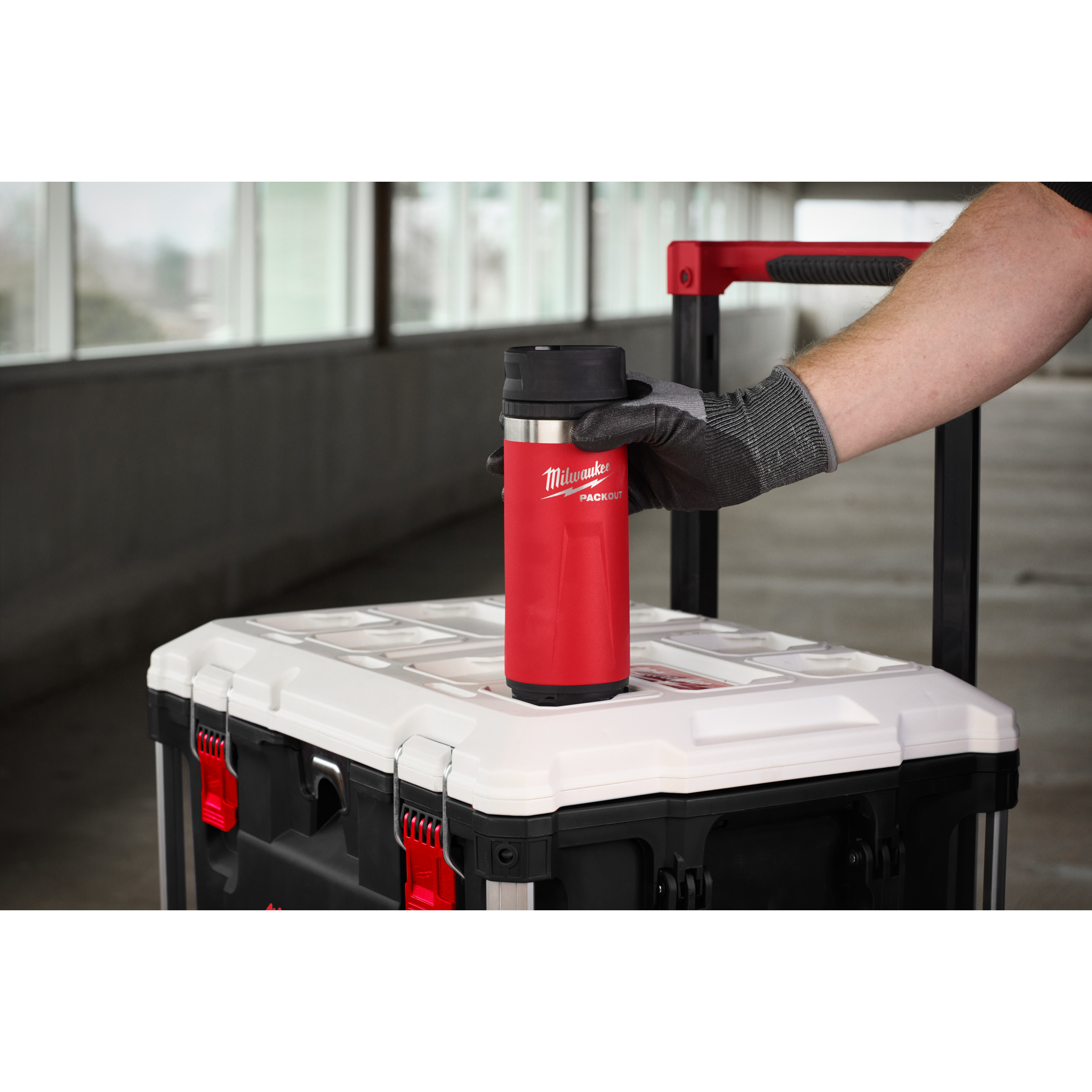 Milwaukee Thermosbecher 530 ml mit Trinkdeckel, rot ﻿PACKOUT Isolierbecher