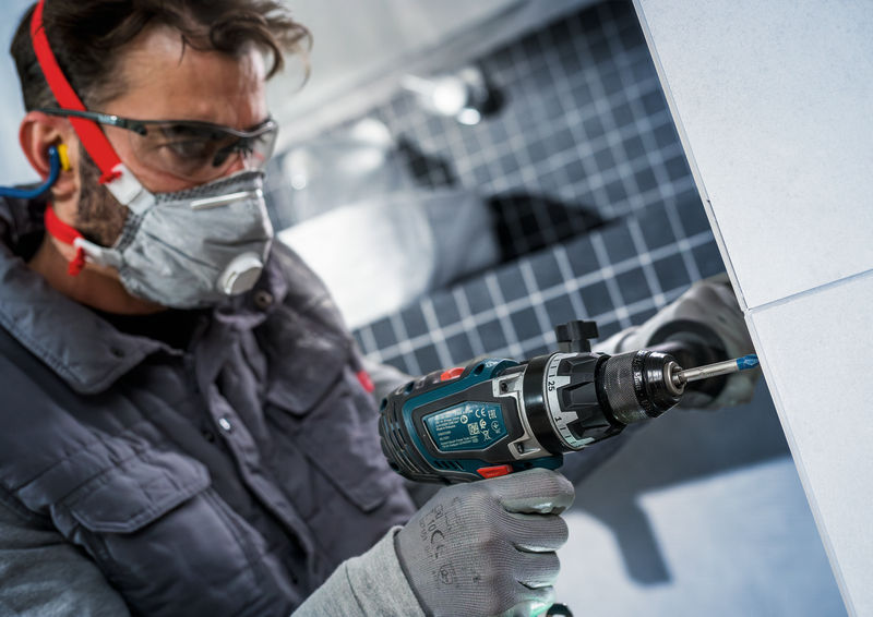 Anwendungsbild, Handwerker, Bohrung, Bohrmaschine, Werkzeug, Schutzbrille