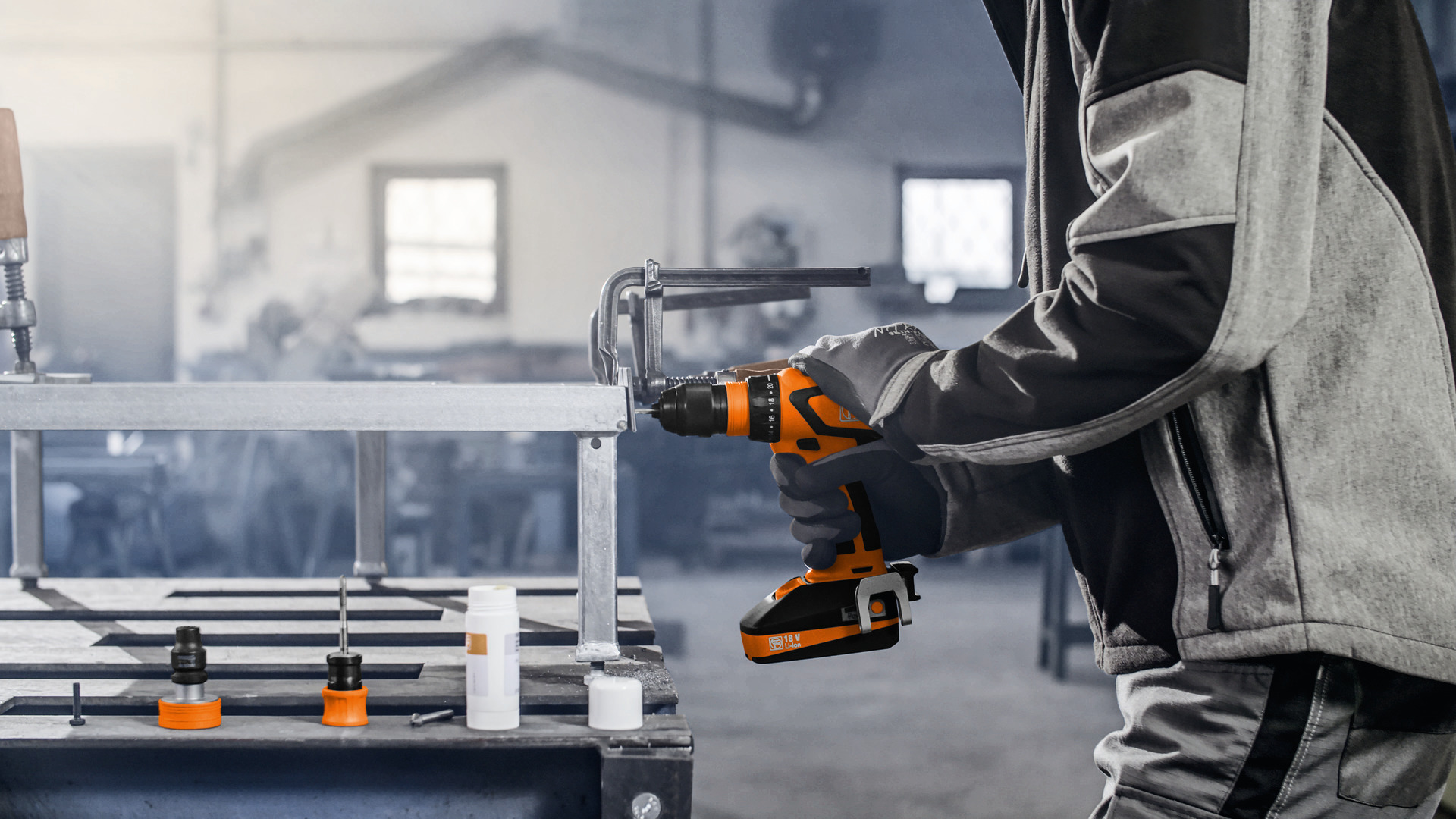 Anwendungsbild, Person, Arbeiter, Gerät, Elektrische Bohrmaschine, Werkzeug