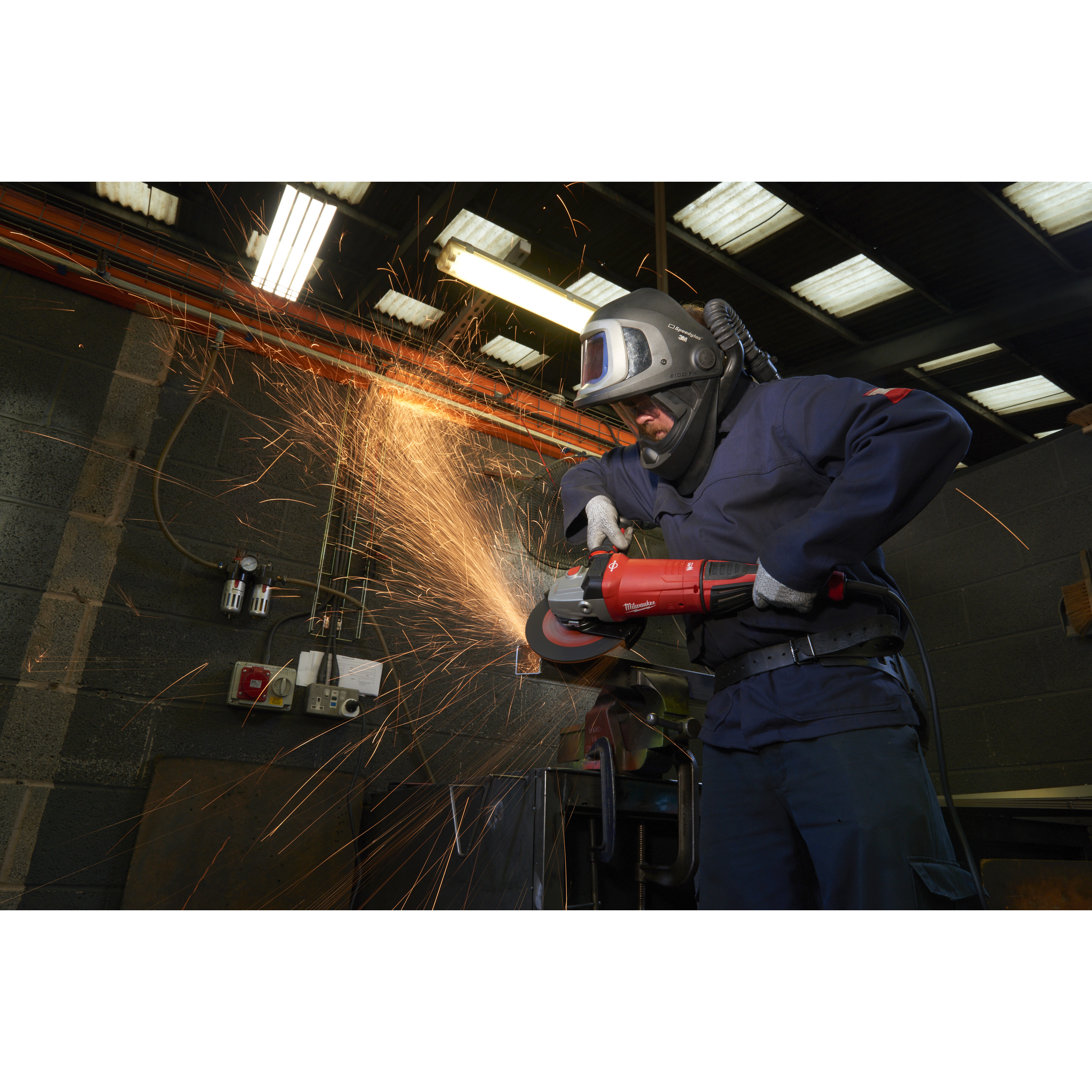 Milwaukee Winkelschleifer mit arretierbarem Schalter AGVKB-24-230 EKX