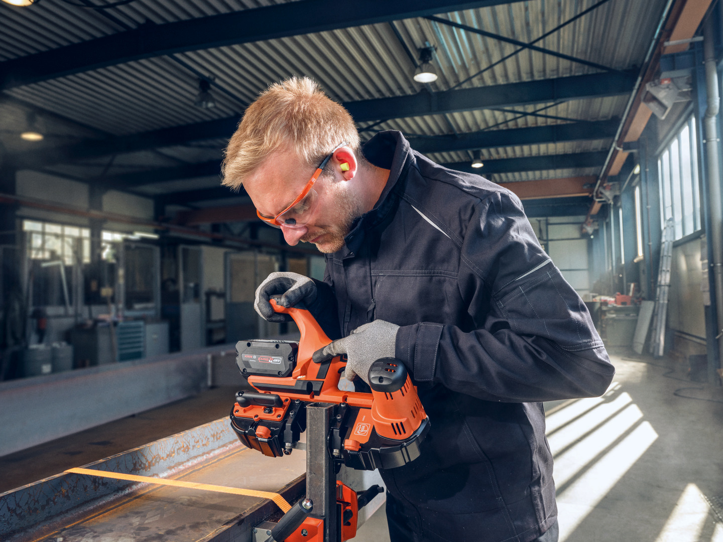 Anwendungsbild, Person, Arbeiter, Kleidung, Handschuh, Elektrische Bohrmaschine