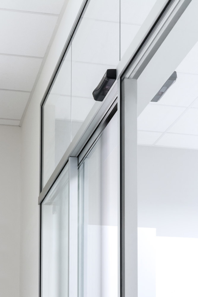 Glasdurchgang, Schiebetür, Aluminiumrahmen, Büroinnenraum, Türbeschläge