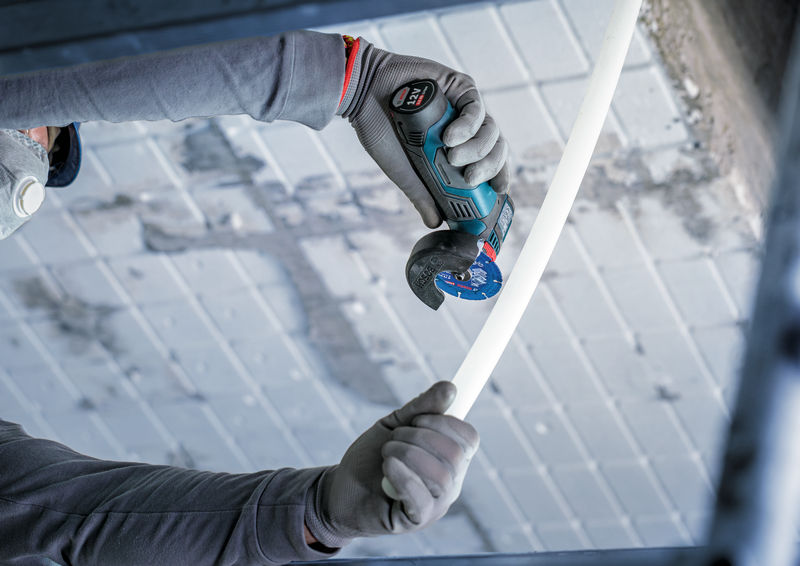 Anwendungsbild, Akku-Bohrmaschine, Werkzeug, Elektrischer Schrauber, PVC-Rohr, Handwerker