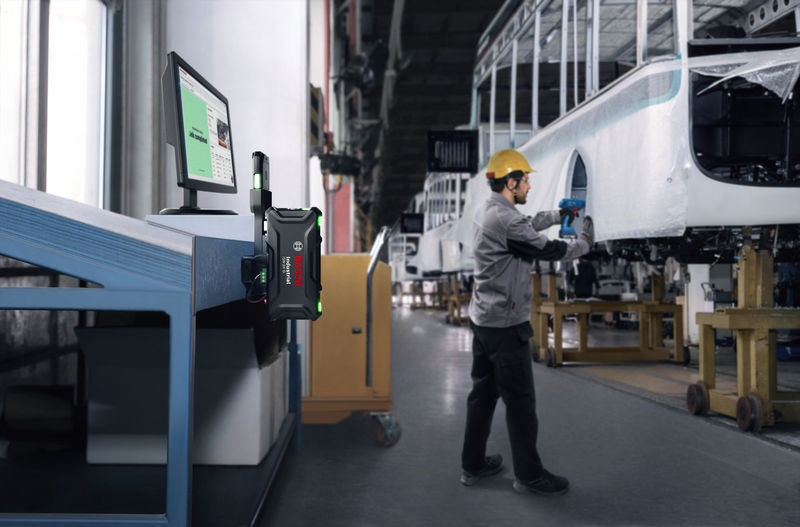 Anwendungsbild, Industrieller Arbeitsplatz, Flugzeugmontage, Bosch Messgerät, Produktionslinie, Schwarz-Grün Akkugerät