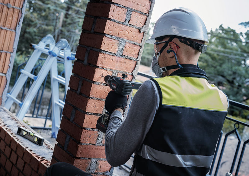 Anwendungsbild, Bauarbeiter, Bauarbeiten, Kraftwerkzeug, Schraubendreher, Sicherheitshelm