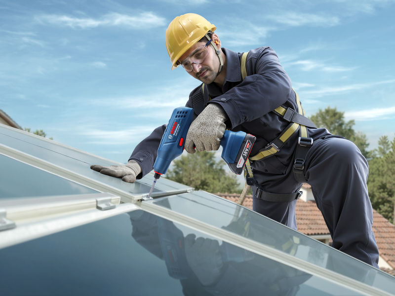 Anwendungsbild, Dachdecker, Schraubendreher, Schieferdach, Sicherheitsgurt, Handwerk