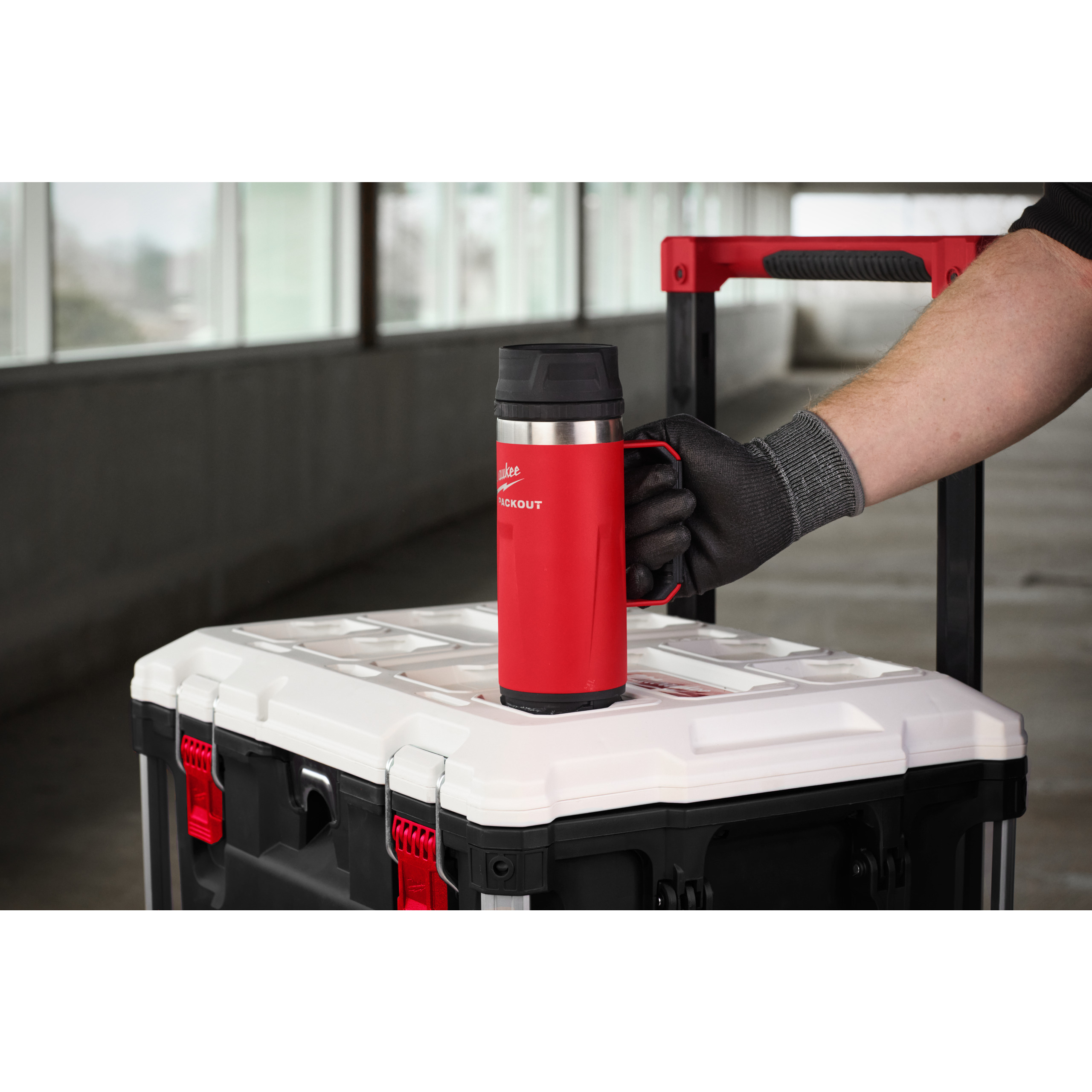 Milwaukee Thermosbecher 530 ml mit Trinkdeckel, rot ﻿PACKOUT Isolierbecher mit Griff