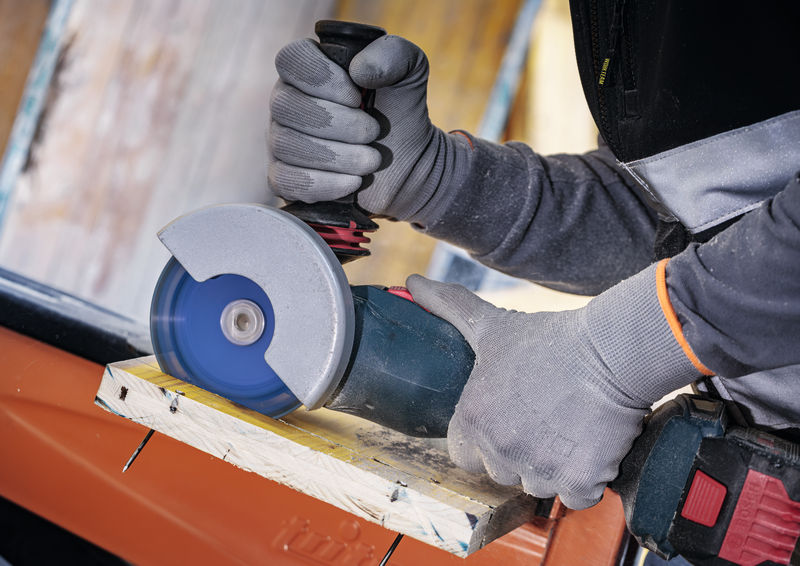 Anwendungsbild, winkelmaschine, Stichsäge, Schleifscheibe, Grau, Handschuhe