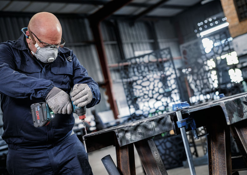 Anwendungsbild, Schrauben, Handwerk, Schraubmaschine, Metallbearbeitung, Arbeitschutz