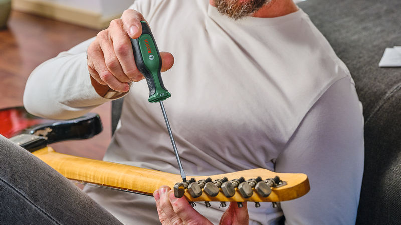 Anwendungsbild, Gitarre, elektrische Gitarre, Kopfplatte, Schraubendreher, Reparatur