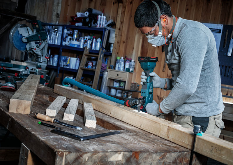 Anwendungsbild, Schreiner, Werkbank, Holz, Bohrer, Schleifpapier?