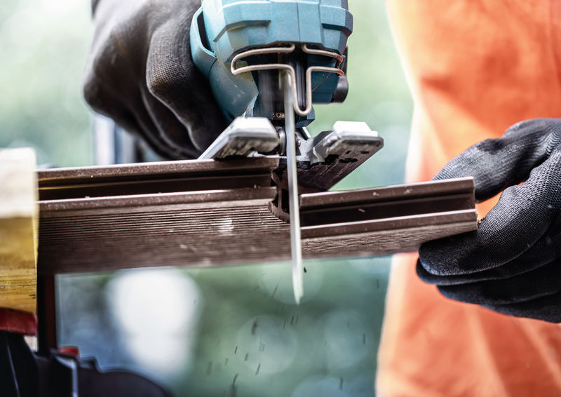 Detailbild, Stichsäge, Holzleiste, Sägeblatt, Metall, Arbeitsschutz-Handschuhe