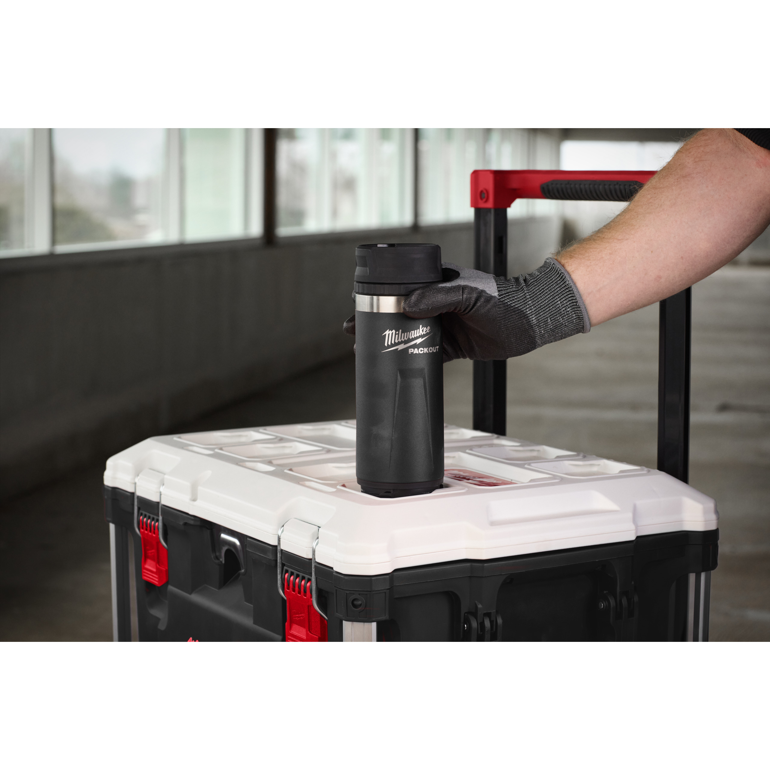 Milwaukee Thermosbecher 530 ml mit Trinkdeckel, schwarz ﻿PACKOUT Isolierbecher