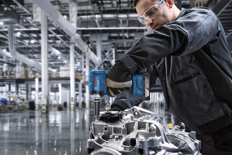 Anwendungsbild, Bohrmaschine, Baugruppe, Metall, Schraubarbeiten, Industriearbeit
