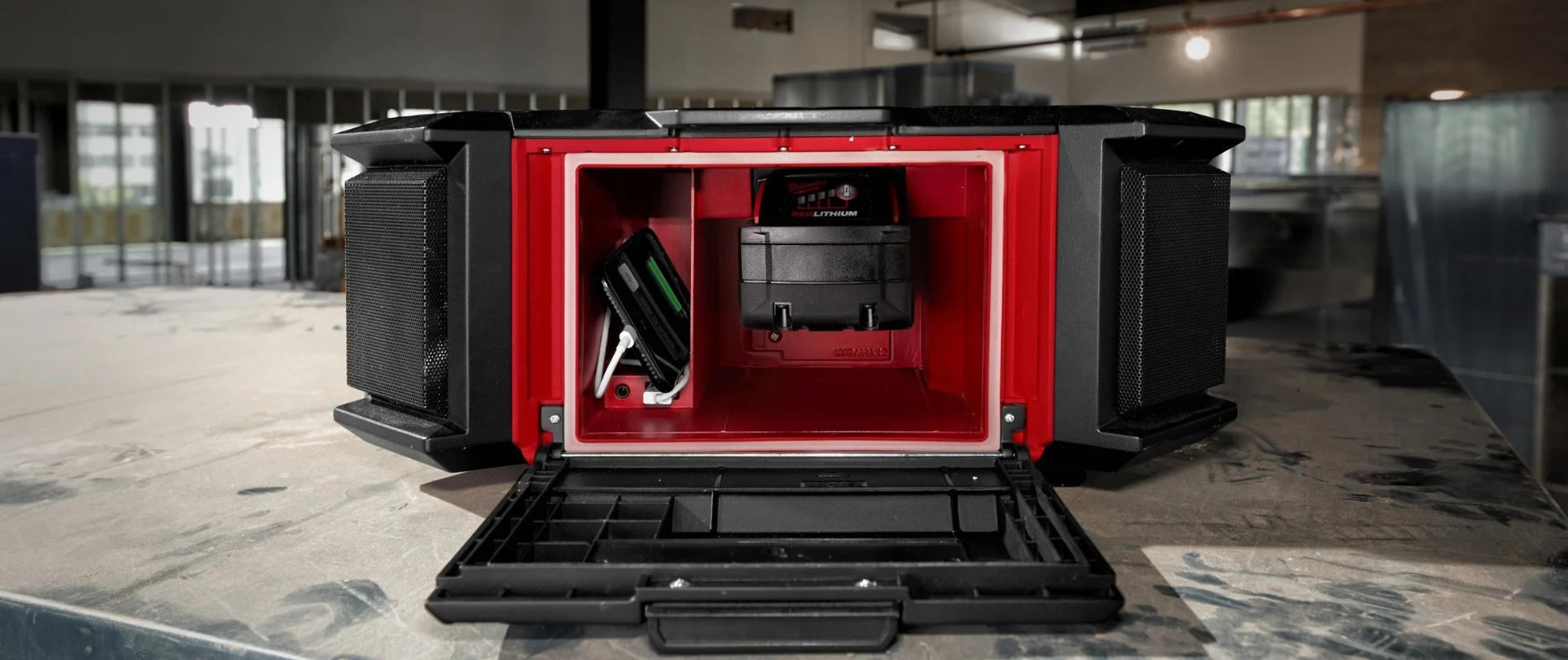 transportables Stromaggregat, Lithiumbatterie, roter Gehäuse, integrierter Wechselrichter, kfz-Ladeportables