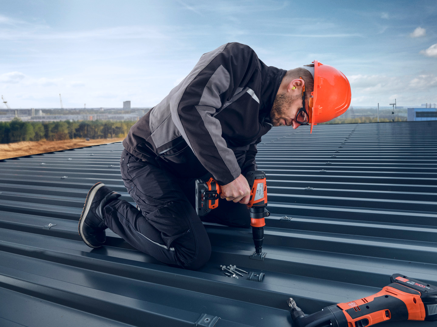 Anwendungsbild Anwendungsbild, Person, Arbeiter, Gerät, Elektrische Bohrmaschine, Werkzeug
