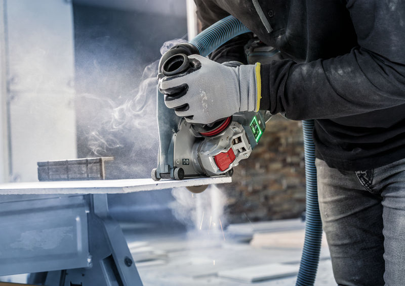 Anwendungsbild, handheld power tool, angle grinder, metal cutting, gloves, dust/chips