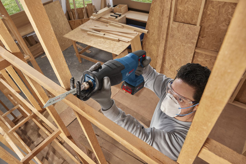 Anwendungsbild, Akku-Bohrhammer, Baustellenausrüstung, Holzbau, Trennscheibe, Schutzbrille
