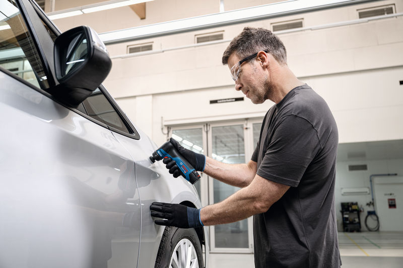 Anwendungsbild, Autoreparatur, Auto, Arbeiter, Schrauber, Polieren