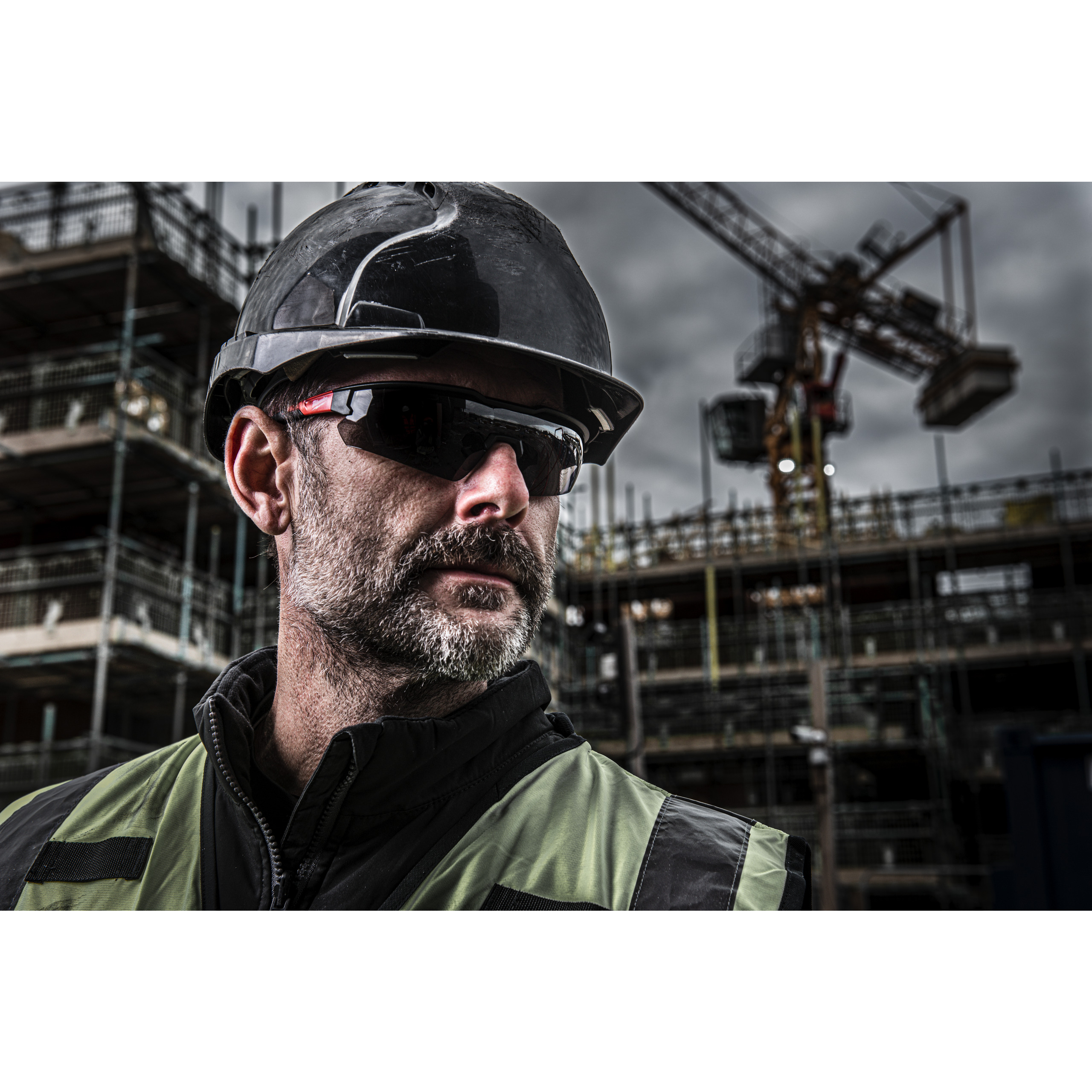 Milwaukee Schutzbrille kratzfest & beschlagfrei getönt