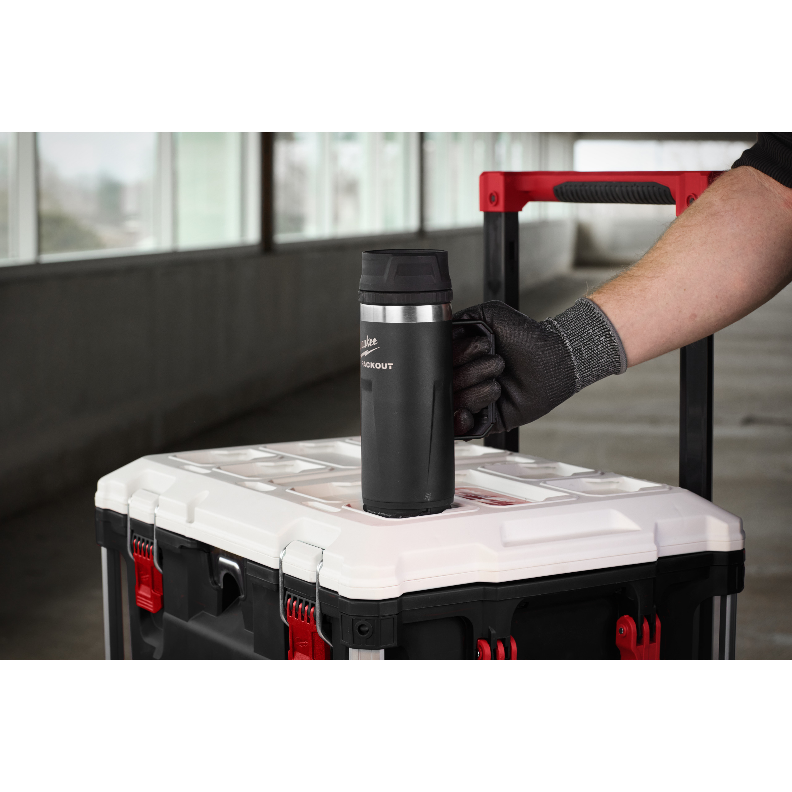 Milwaukee Thermosbecher 355 ml mit Trinkdeckel, schwarz ﻿PACKOUT Isolierbecher