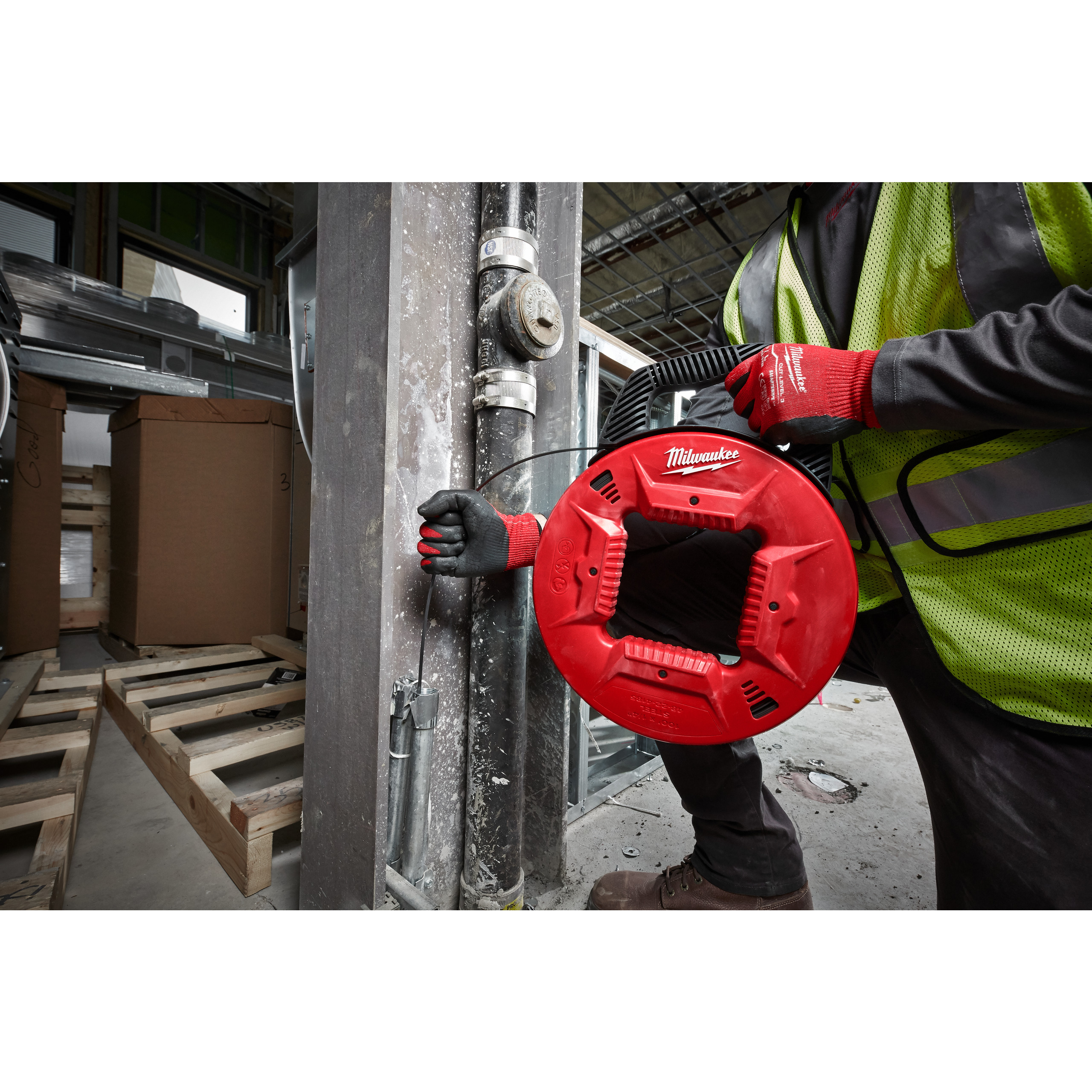 Milwaukee Kabeleinziehspirale 15 m mit Abrollgehäuse Stahl-Kabeleinziehspirale