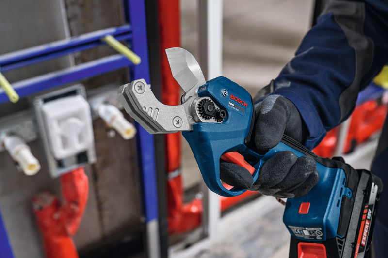 Anwendungsbild, Batterieschrauber, Akku-Heckenschere, Elektrowerkzeug, Bosch, Metallklinge