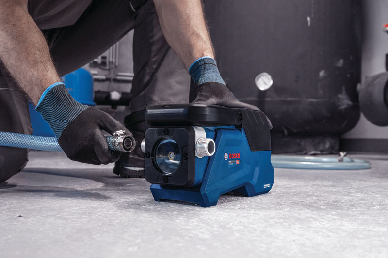 Anwendungsbild, Pumpe, Wasserpumpe, Industrielle Pumpe, blaue Pumpe, Bosch (sichtbar)