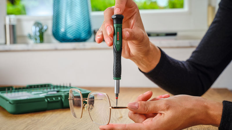 Anwendungsbild, Schraubendreher, Elektronikerwerkzeug, Brillenreparatur, Kunststoffgriff, Inbusschraube