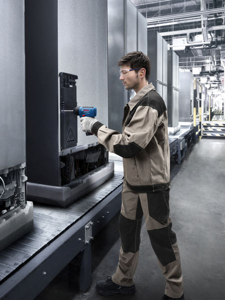 Anwendungsbild, Arbeitskleidung, Industrieanlage, Roboter/Maschine, Schwingschrauber, Kombination aus Beige/Schwarz
