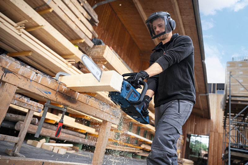 Anwendungsbild, Kettensäge, Holz, Spannholz, Sägen, Hobbywerkzeug