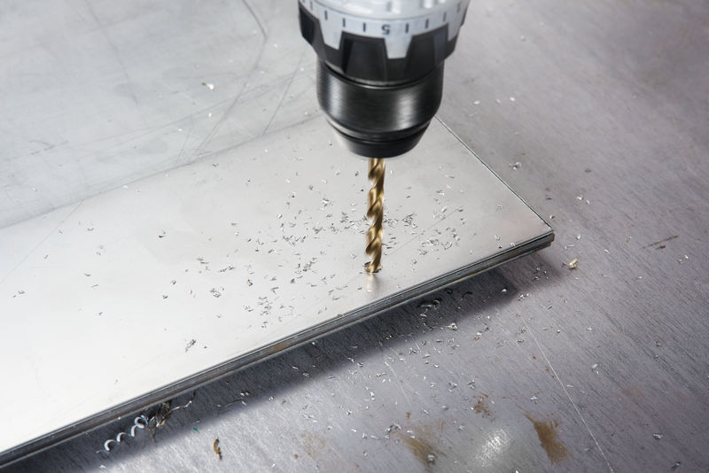 Anwendungsbild, Bohrmaschine, Bohrer, Metall, Arbeitsplatte, Späne