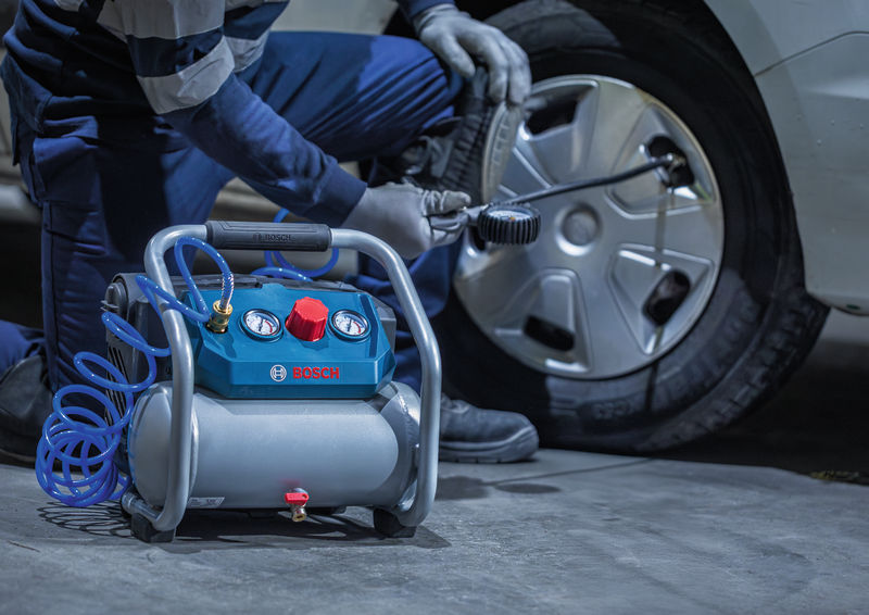 Anwendungsbild, Auto repair, Tire service, Air compressor, C orderly workshop, Mobile compressor