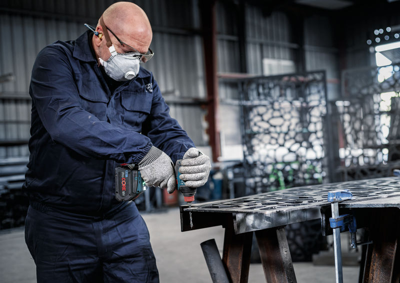Anwendungsbild, Schraubendreher, Bohrmaschine, Metallarbeiten, Arbeitsschutz, Schraubenlochung