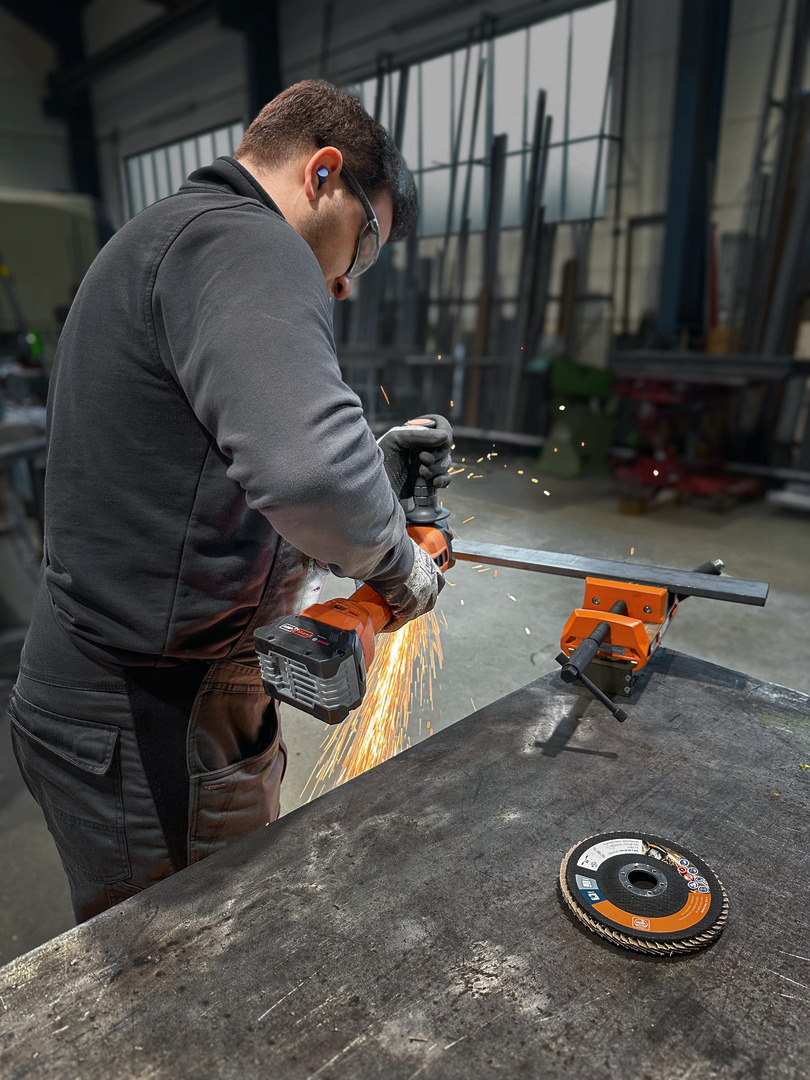 Anwendungsbild, Elektrische Bohrmaschine, Werkzeug, Maschine, Rad, Metallbearbeitung